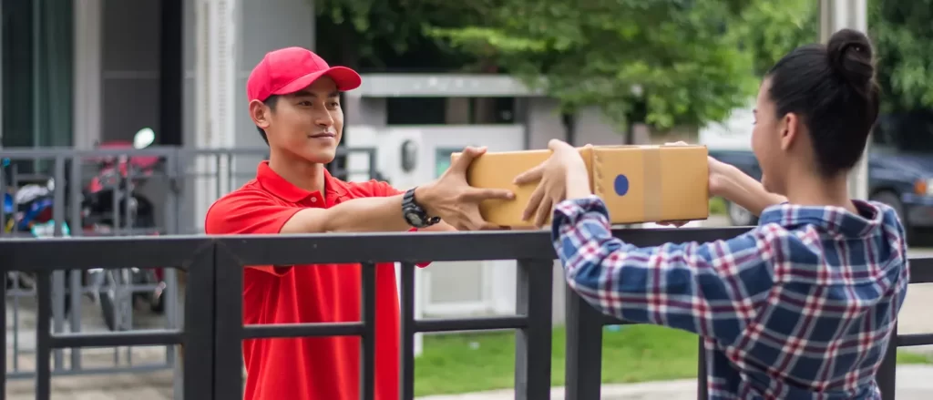 E-commerce delivery agent delivering orders to a customer | Locad