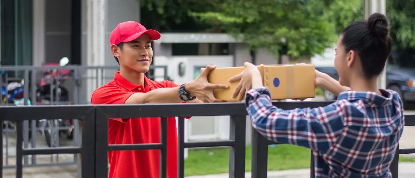 3PL คืออะไร? มาทำความรู้จักกัน 1 E-commerce delivery agent delivering orders to a customer | Locad