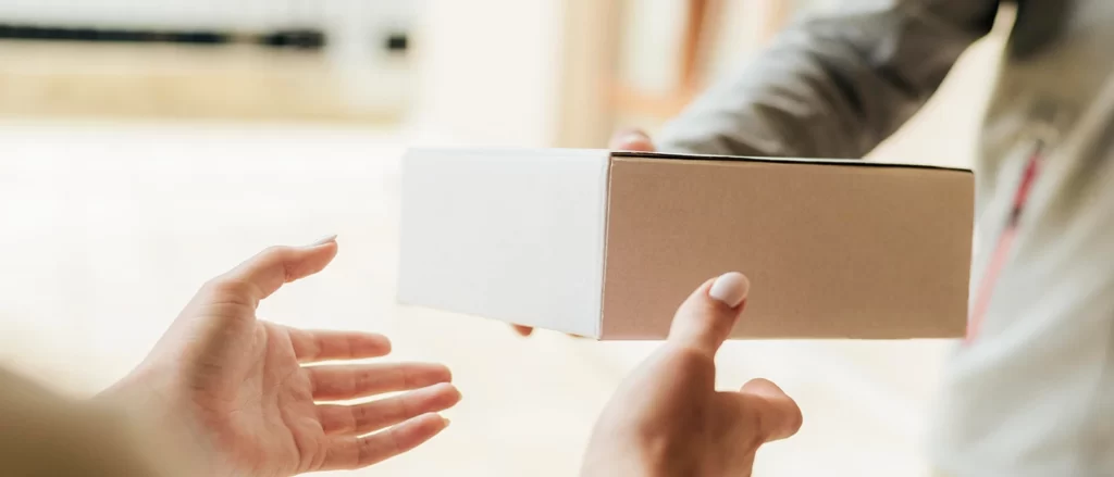 E-commerce Order Getting Delivered To Customer | Locad Blog