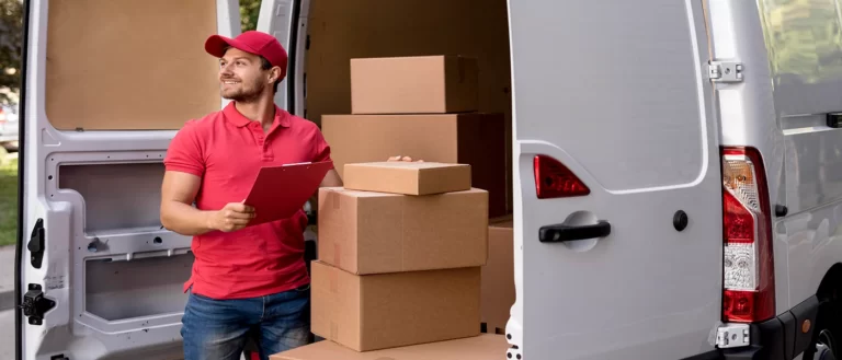 E-commerce Delivery Person | Locad Blog