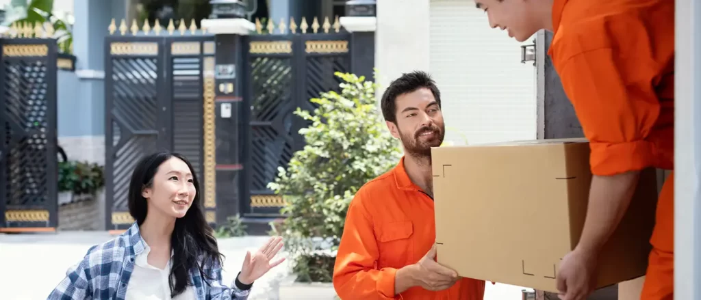 E-commerce delivery agents loading orders into a truck | Locad