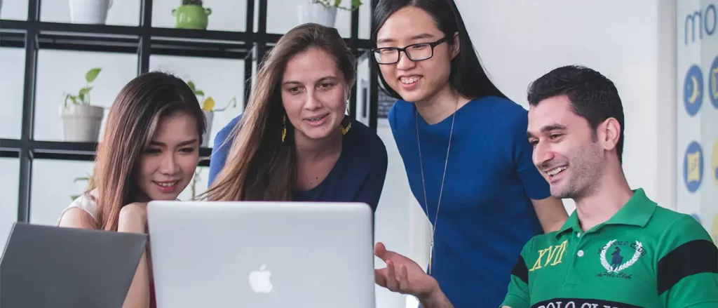 E-commerce business owners discussing aftersales services | Locad