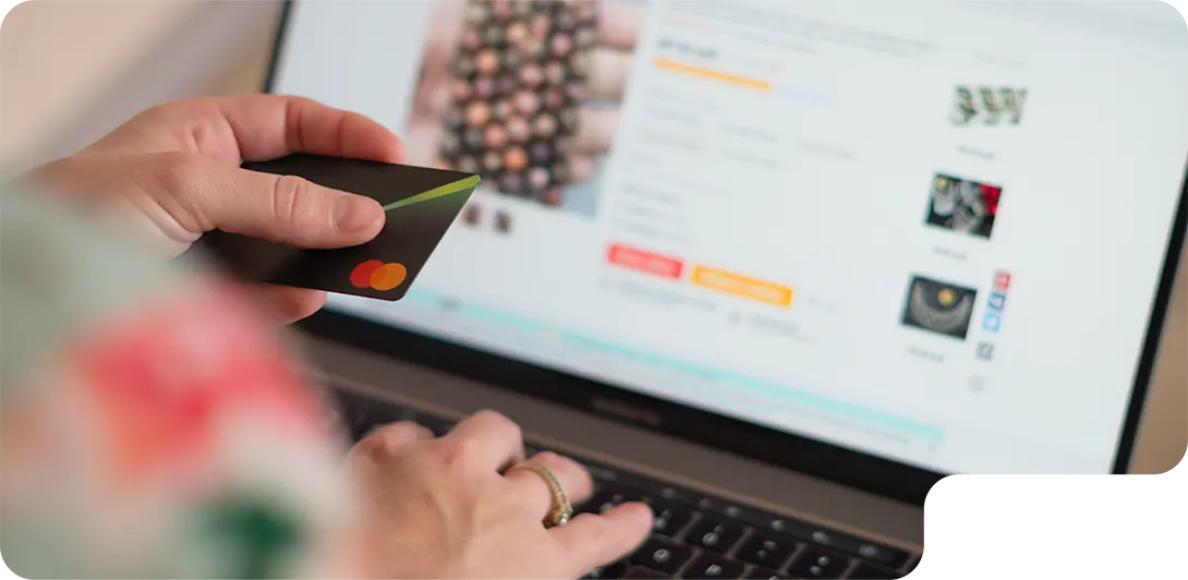 How to start your E-commerce business 5 E-commerce online shopper purchasing from an online store | Locad