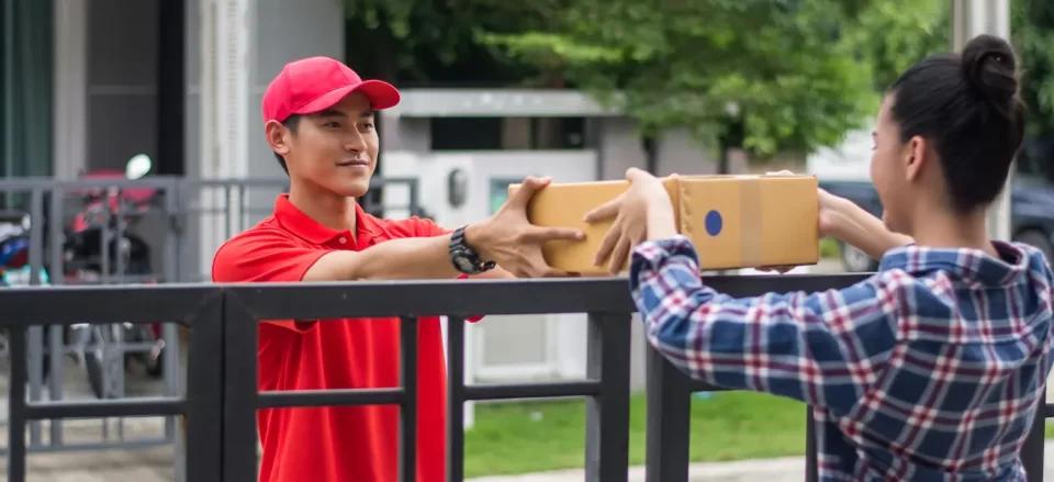 E-commerce delivery agent delivering orders to a customer | Locad