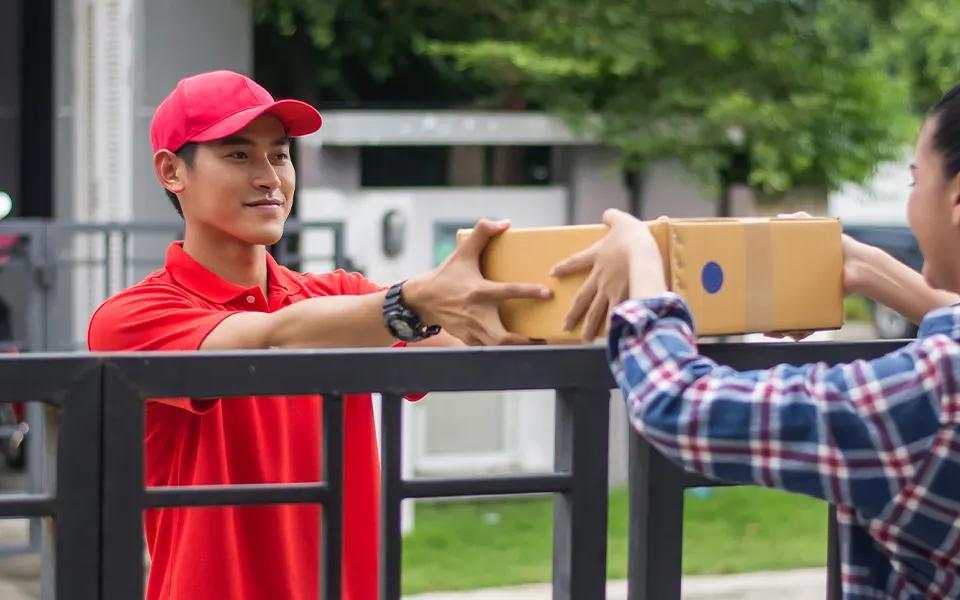 E-commerce delivery agent delivering orders to a customer | Locad