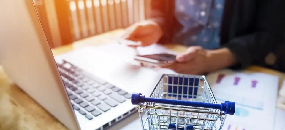 Exploring the Differences Between Retail and E-commerce | Locad Blog
