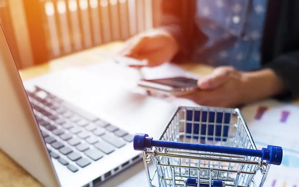 Exploring the Differences Between Retail and E-commerce | Locad Blog
