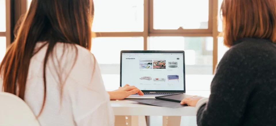 4 Benefits of Shipping Internationally | Customer Conversations | Locad Blog