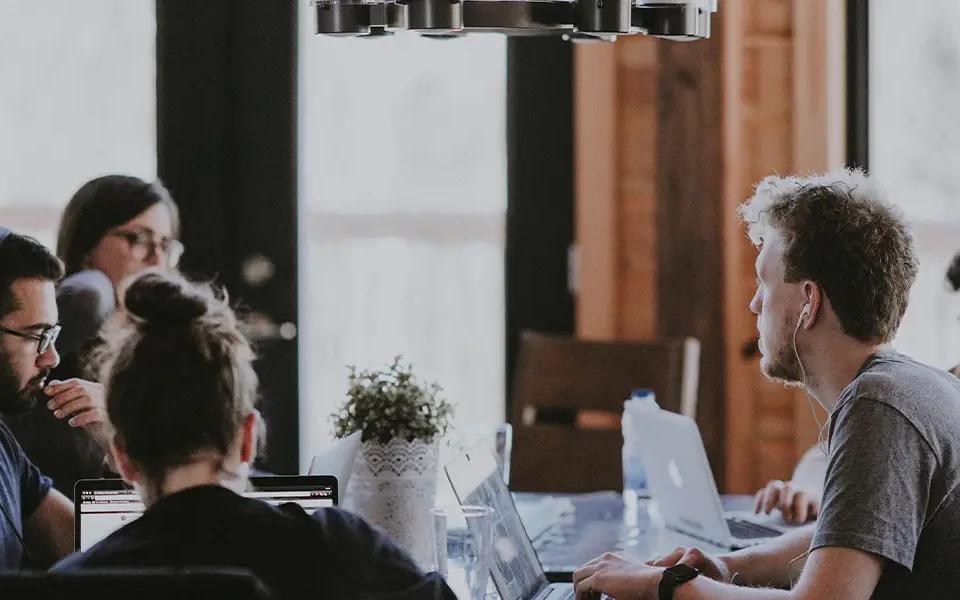 4 Benefits of Shipping Internationally | Business Discussion | Locad Blog