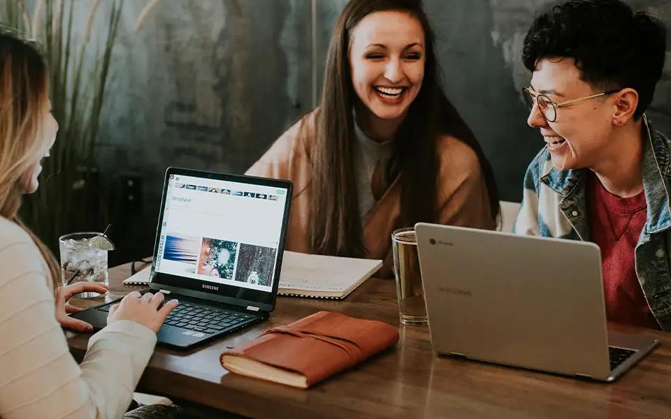 E-commerce business owners smiling | Locad
