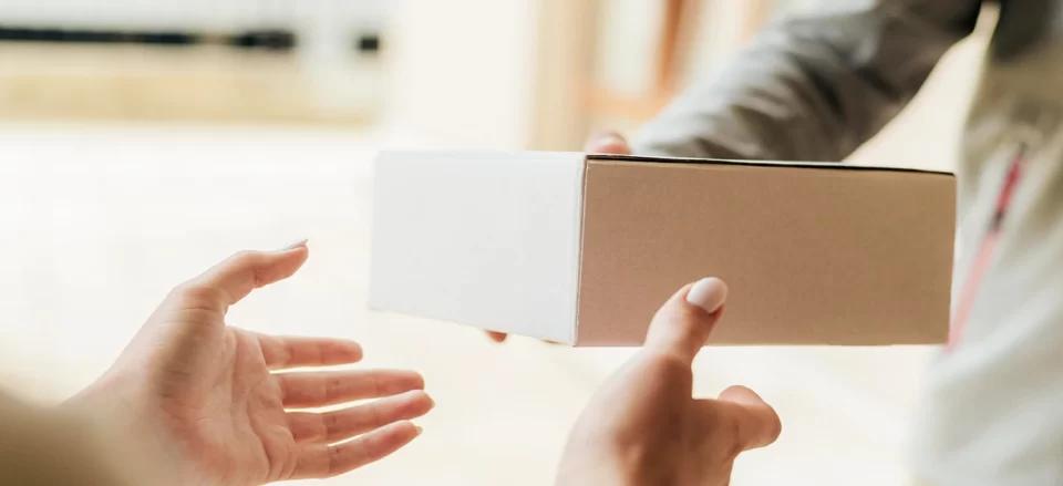E-commerce Order Getting Delivered To Customer | Locad Blog
