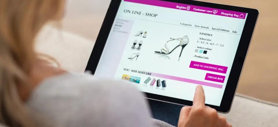 Online shopper looking at products on an e-commerce store | Locad