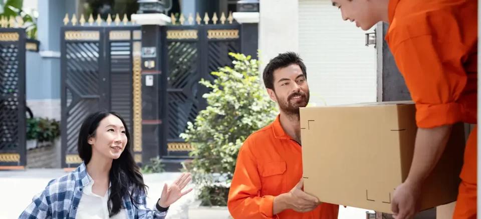 E-commerce delivery agents loading orders into a truck | Locad