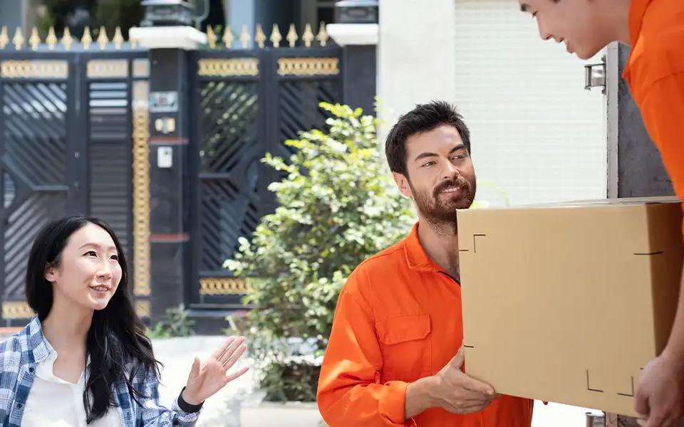 E-commerce delivery agents loading orders into a truck | Locad
