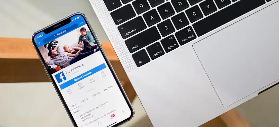 Facebook ads on a mobile device | Locad