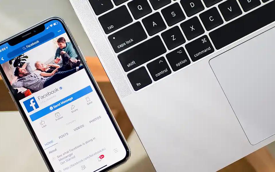Facebook ads on a mobile device | Locad