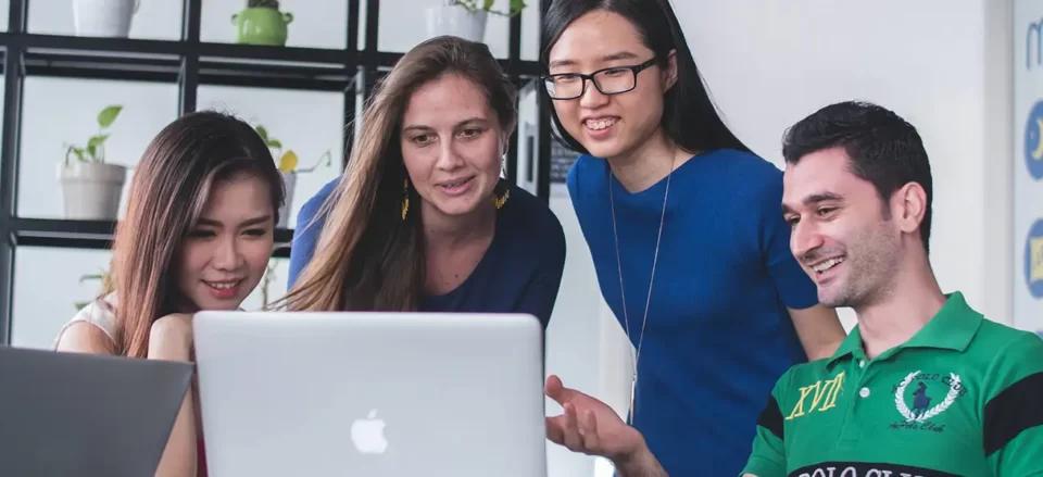 E-commerce business owners discussing aftersales services | Locad