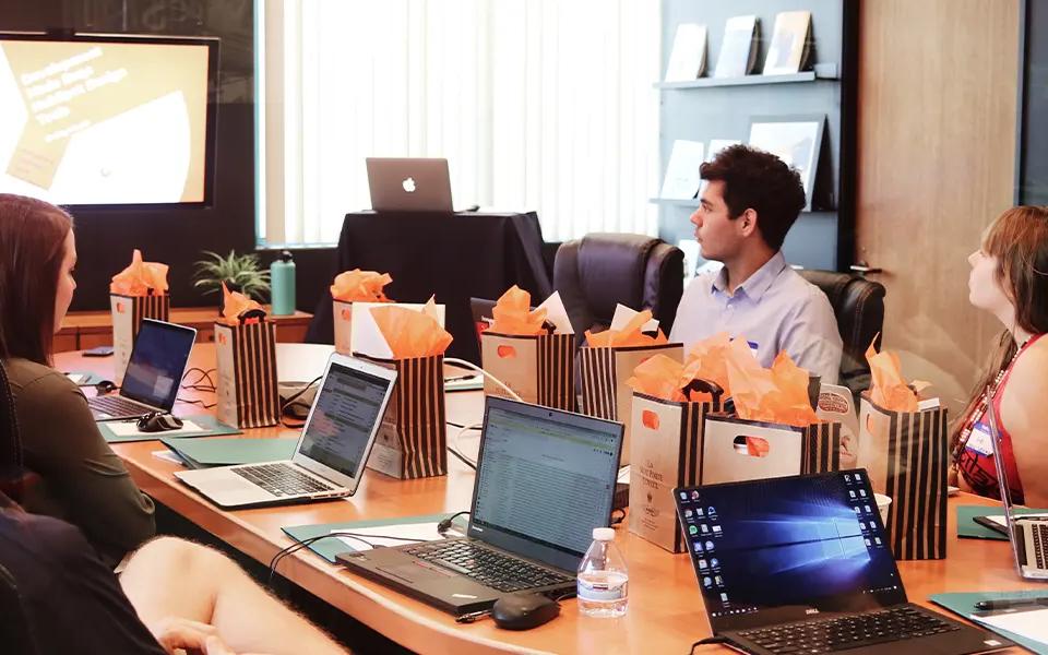 Brainstorming a video marketing strategy for e-commerce | Locad