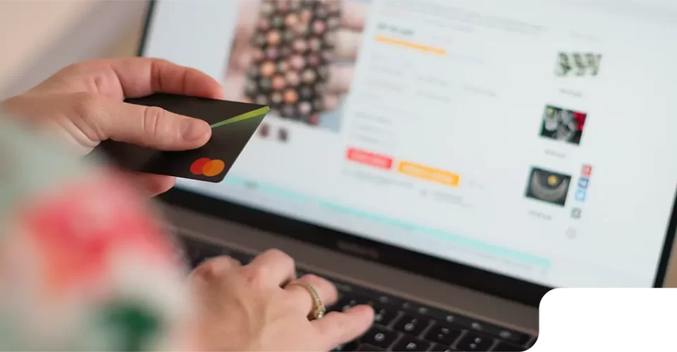 E-commerce online shopper purchasing from an online store | Locad