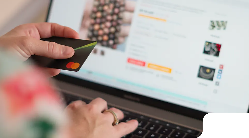 E-commerce online shopper purchasing from an online store | Locad