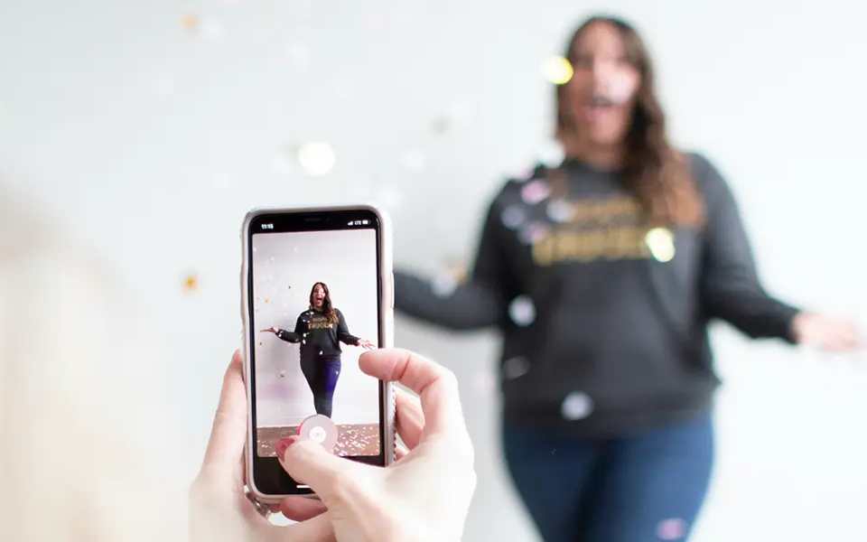 Advantages of live selling for e-commerce companies and their customers