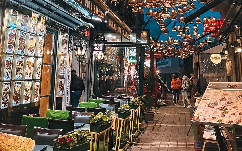 Distribution Logistics: Types, Best Practices & Example [+Template]