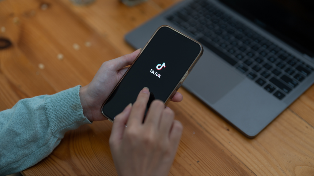Bagaimana Media Sosial TikTok Mengubah Cara Berbelanja dan Menyuplai Barang