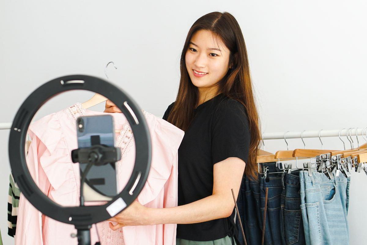 Budaya Live Shopping Semakin Ngetren, Ini Cara dan Manfaat Jualan Live!