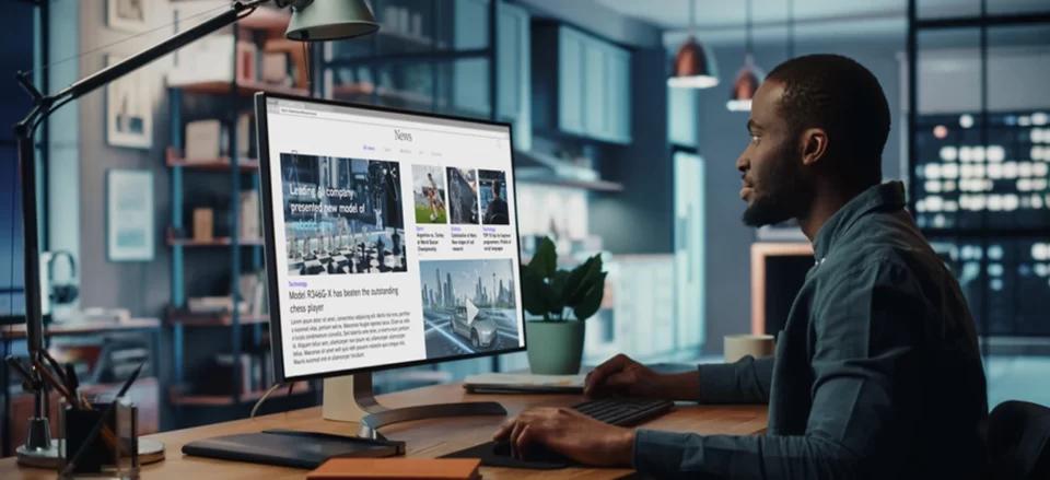 An e-commerce shopper glancing at the computer | Locad